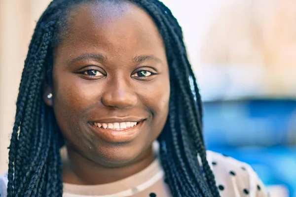 Ung Afrikansk Amerikansk Kvinna Ler Lycklig Stående Vid Staden — Stockfoto