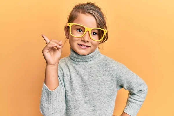 Kleines Schönes Mädchen Lässiger Kleidung Und Gelber Brille Lächelt Glücklich — Stockfoto