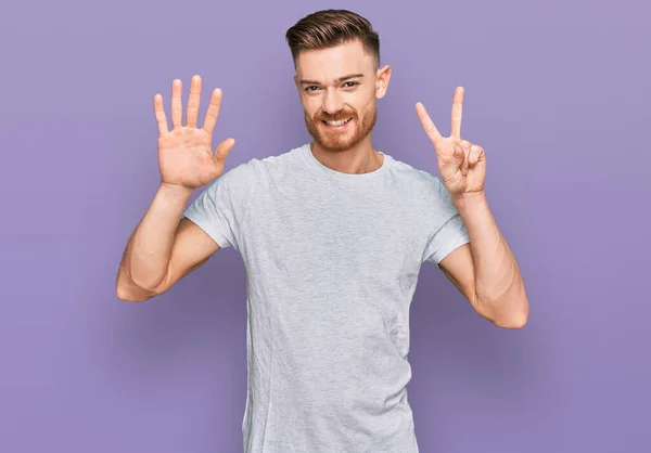 Junger Rothaariger Mann Lässigem Grauem Shirt Der Mit Finger Nummer — Stockfoto
