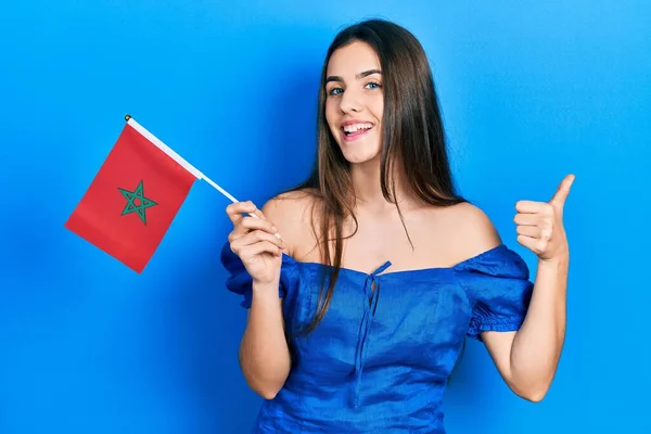 Joven Morena Adolescente Sosteniendo Bandera Marruecos Sonriendo Feliz Positivo Pulgar — Foto de Stock