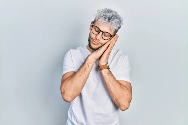 Jonge Latijns Amerikaanse Man Met Modern Geverfd Haar Wit Shirt — Stockfoto