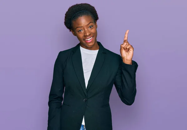 Jovem Afro Americana Vestindo Roupas Negócios Apontando Dedo Para Cima — Fotografia de Stock