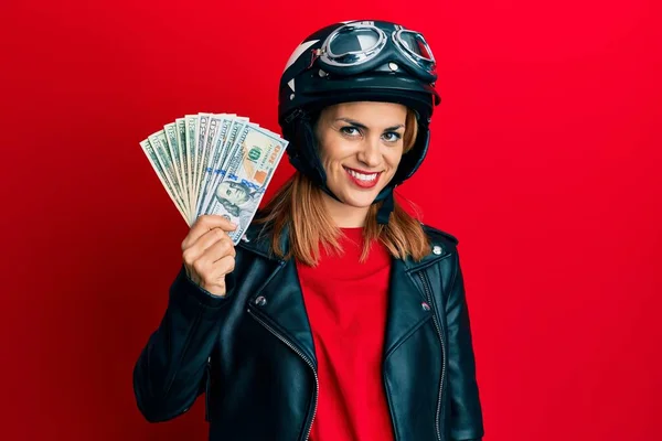 Mujer Joven Hispana Con Casco Motocicleta Sosteniendo Dólares Que Ven —  Fotos de Stock