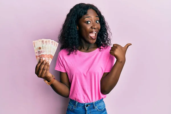 Hermosa Joven Africana Sosteniendo Billetes Pesos Colombianos Apuntando Con Pulgar — Foto de Stock