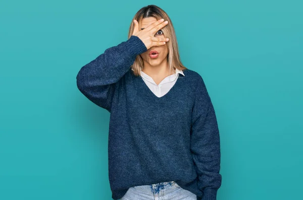 Jovem Caucasiana Vestindo Roupas Casuais Espreitando Choque Cobrindo Rosto Olhos — Fotografia de Stock