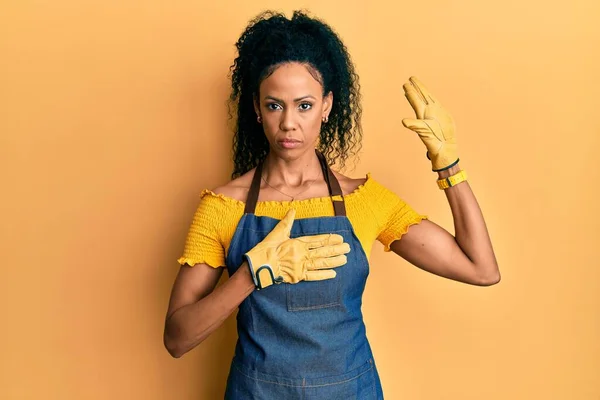 Middle Age African American Woman Wearing Professional Apron Swearing Hand — Foto de Stock