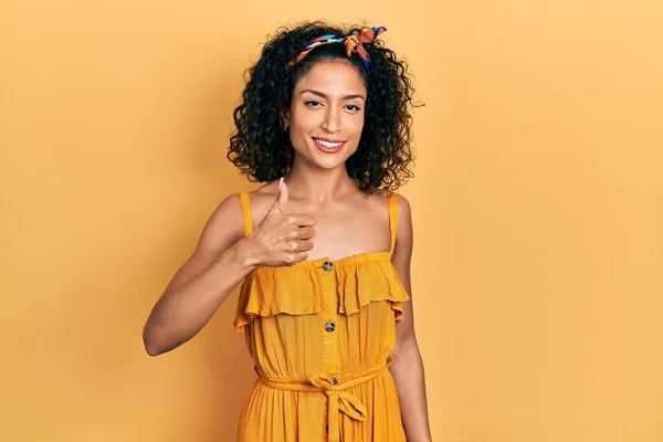 Young Latin Girl Wearing Summer Dress Doing Happy Thumbs Gesture — Stock Photo, Image