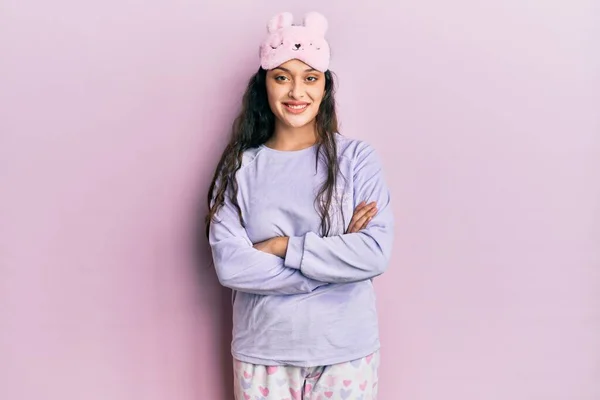 Mulher Bonita Oriente Médio Usando Máscara Sono Pijama Rosto Feliz — Fotografia de Stock