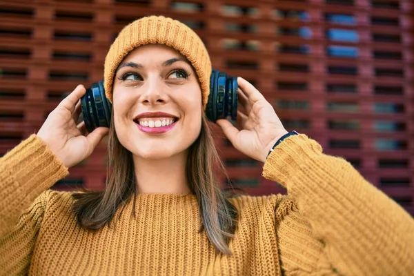 Jong Blond Vrouw Glimlachen Gelukkig Met Behulp Van Koptelefoon Stad — Stockfoto