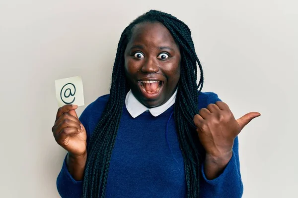 Joven Mujer Negra Con Trenzas Sosteniendo Símbolo Correo Electrónico Papel — Foto de Stock