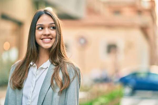 Jovem Empresária Latina Sorrindo Feliz Cidade — Fotografia de Stock