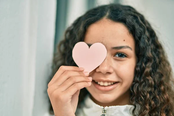 Ispanico Adolescente Ragazza Sorridente Felice Tenendo Cuore Sopra Gli Occhi — Foto Stock