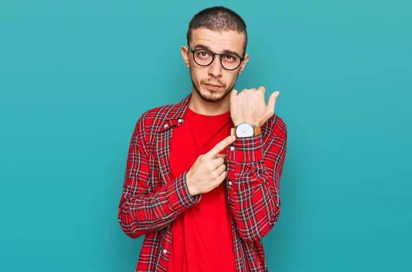 Jovem Hispânico Vestindo Roupas Casuais Com Pressa Apontando Para Assistir — Fotografia de Stock