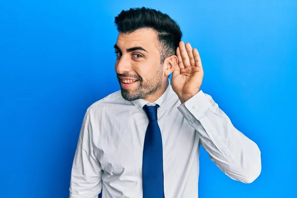 Young Hispanic Man Wearing Business Clothes Smiling Hand Ear Listening — Stock Photo, Image