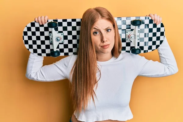 Jonge Ierse Vrouw Die Skate Sceptisch Nerveus Houdt Fronsend Van — Stockfoto