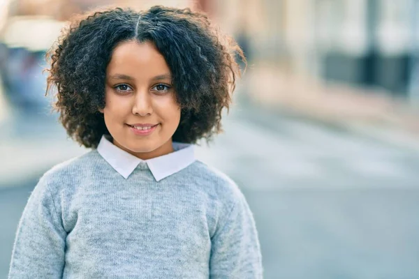 Bedårande Hispanic Barn Flicka Ler Glad Stående Vid Staden — Stockfoto