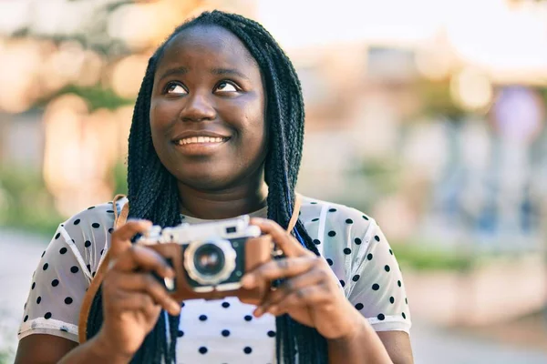 Mladý Africký Americký Turista Žena Usměvavý Šťastný Pomocí Vintage Kamera — Stock fotografie