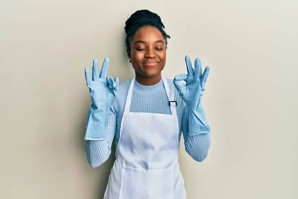 African American Woman Braided Hair Wearing Cleaner Apron Gloves Relax —  Fotos de Stock