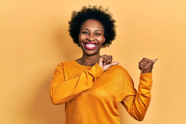 Ung Afrikansk Amerikansk Kvinna Bär Avslappnade Kläder Pekar Baksidan Bakom — Stockfoto