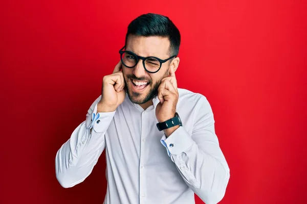 若いヒスパニック系のビジネスマンは 大きな音楽のノイズのためのいらいらした表情で指で耳をカバーシャツや眼鏡を着用 聴覚障害の概念 — ストック写真