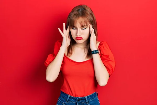 Ruiva Jovem Mulher Vestindo Casual Camiseta Vermelha Com Mão Cabeça — Fotografia de Stock
