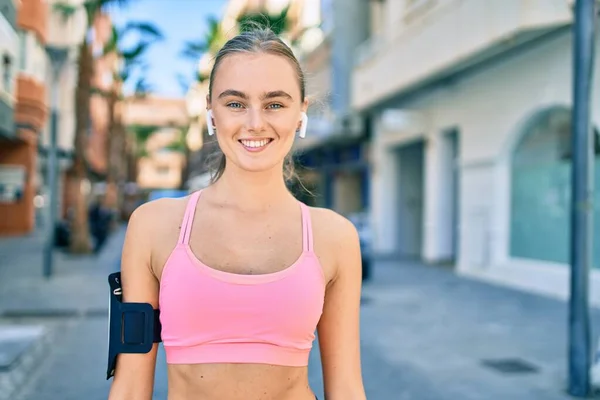 Jonge Blonde Sportvrouw Met Behulp Van Oortelefoons Doen Oefening Stad — Stockfoto