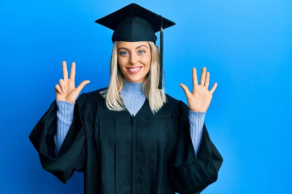 Hermosa Mujer Rubia Con Gorra Graduación Bata Ceremonia Mostrando Apuntando —  Fotos de Stock