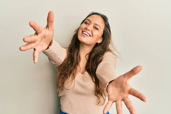 Menina Hispânica Jovem Vestindo Roupas Casuais Olhando Para Câmera Sorrindo — Fotografia de Stock