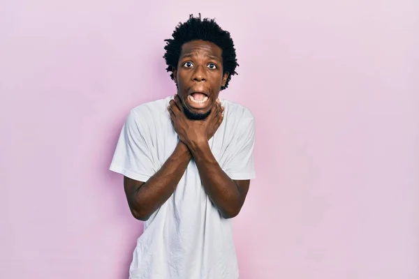 Joven Hombre Afroamericano Vistiendo Camiseta Blanca Casual Gritando Sofocándose Porque — Foto de Stock