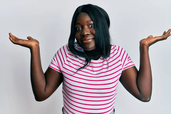 Afrikansk Ung Kvinna Bär Casual Randig Shirt Utan Aning Och — Stockfoto