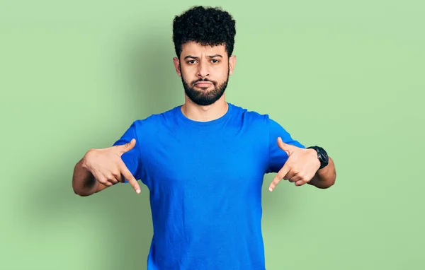 Jonge Arabische Man Met Baard Casual Blauw Shirt Naar Beneden — Stockfoto