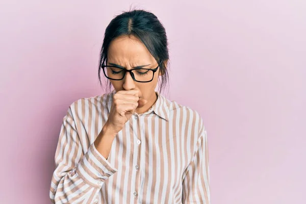 カジュアルな服や眼鏡を身に着けている若いヒスパニック系の女の子は気分が悪く 風邪や気管支炎の症状として咳 ヘルスケアの概念 — ストック写真