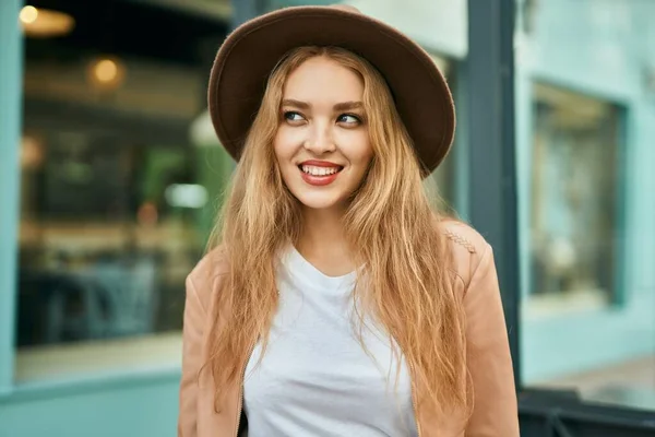 Joven Chica Rubia Sonriendo Feliz Pie Ciudad — Foto de Stock