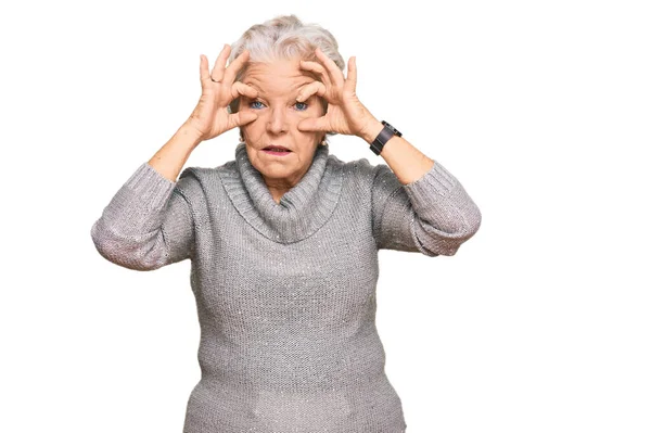 Kış Süveteri Giyen Yaşlı Gri Saçlı Kadın Gözlerini Parmaklarıyla Açmaya — Stok fotoğraf