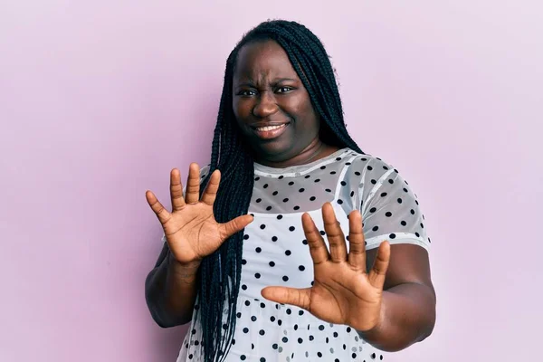 Jonge Zwarte Vrouw Met Vlechten Casual Kleding Walgelijke Uitdrukking Ontevreden — Stockfoto