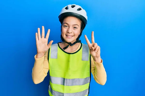 Schöne Brünette Kleine Mädchen Mit Fahrradhelm Und Reflektierende Weste Zeigt — Stockfoto