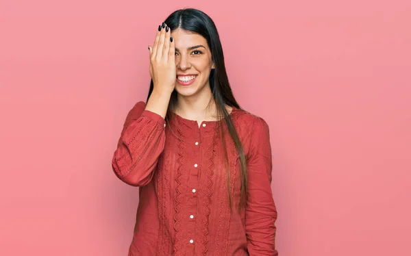 Jonge Latijns Amerikaanse Vrouw Met Casual Kleding Die Een Oog — Stockfoto
