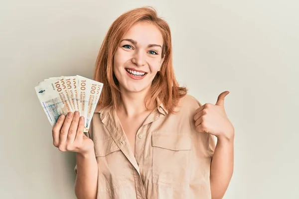 Mujer Caucásica Joven Sosteniendo Billetes 100 Coronas Danesas Sonriendo Feliz —  Fotos de Stock