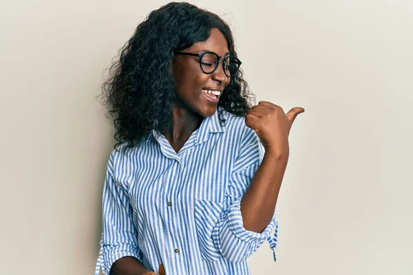Красивая Африканская Молодая Женщина Повседневной Одежде Очках Указывая Большой Палец — стоковое фото