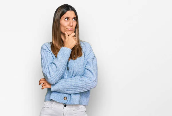 Junge Frau Lässiger Kleidung Die Besorgt Über Eine Frage Nachdenkt — Stockfoto