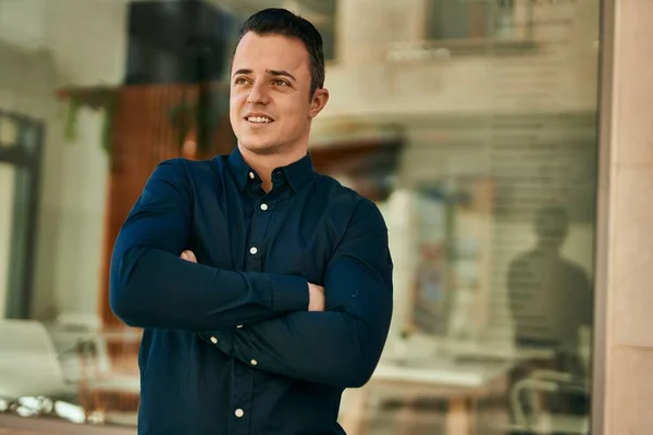 Joven Hispano Sonriendo Feliz Con Los Brazos Cruzados Ciudad —  Fotos de Stock