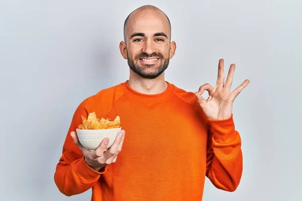 Jonge Kale Man Met Nachos Aardappel Chips Doen Teken Met — Stockfoto