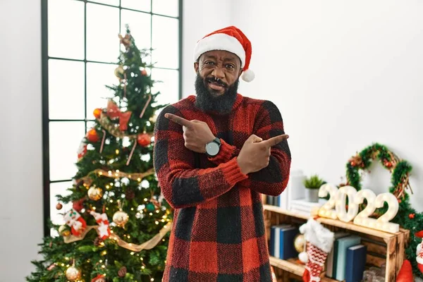 Homem Afro Americano Vestindo Chapéu Papai Noel Pela Árvore Natal — Fotografia de Stock