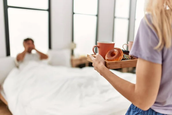 Kvinna Överraskar Sin Pojkvän Med Frukost Sängen Hemma — Stockfoto