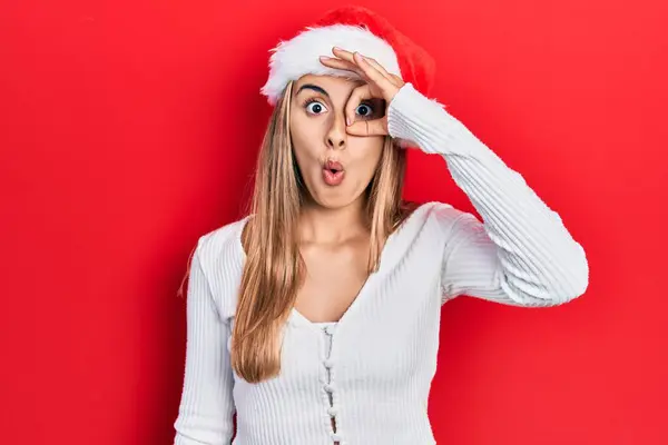 Schöne Hispanische Frau Mit Weihnachtsmütze Tut Geste Schockiert Mit Überraschtem — Stockfoto