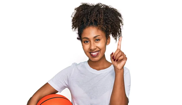 Jovem Afro Americana Jogando Beisebol Segurando Morcego Bola Surpreso Com — Fotografia de Stock