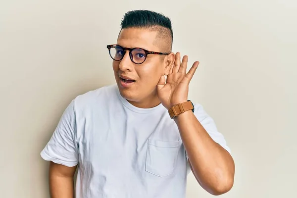Fiatal Latin Férfi Alkalmi Ruhát Szemüveget Visel Fültől Fülig Mosolyog — Stock Fotó