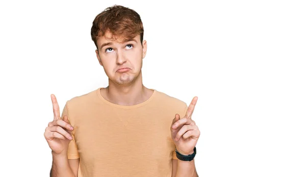 Young Caucasian Man Wearing Casual Clothes Pointing Looking Sad Upset — Stock Photo, Image