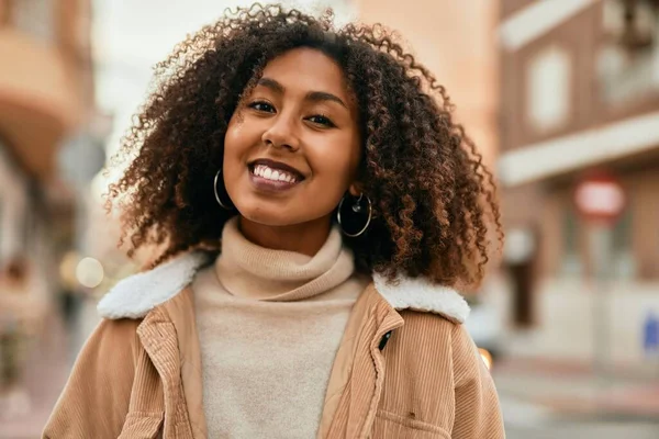 Ung Afrikansk Amerikansk Kvinna Ler Lycklig Stående Vid Staden — Stockfoto