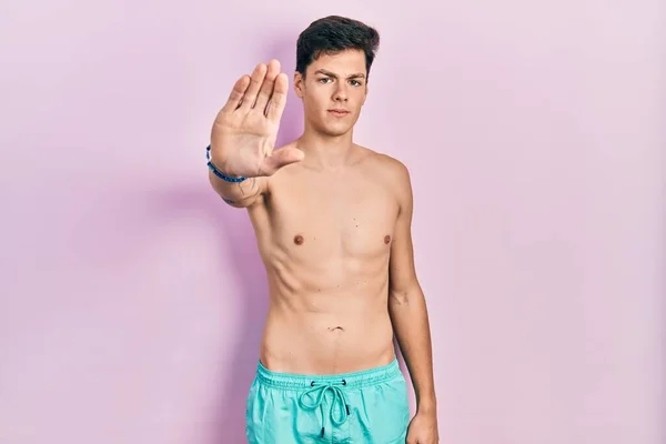 Jonge Spaanse Man Draagt Zwemkleding Zonder Shirt Stopt Met Zingen — Stockfoto